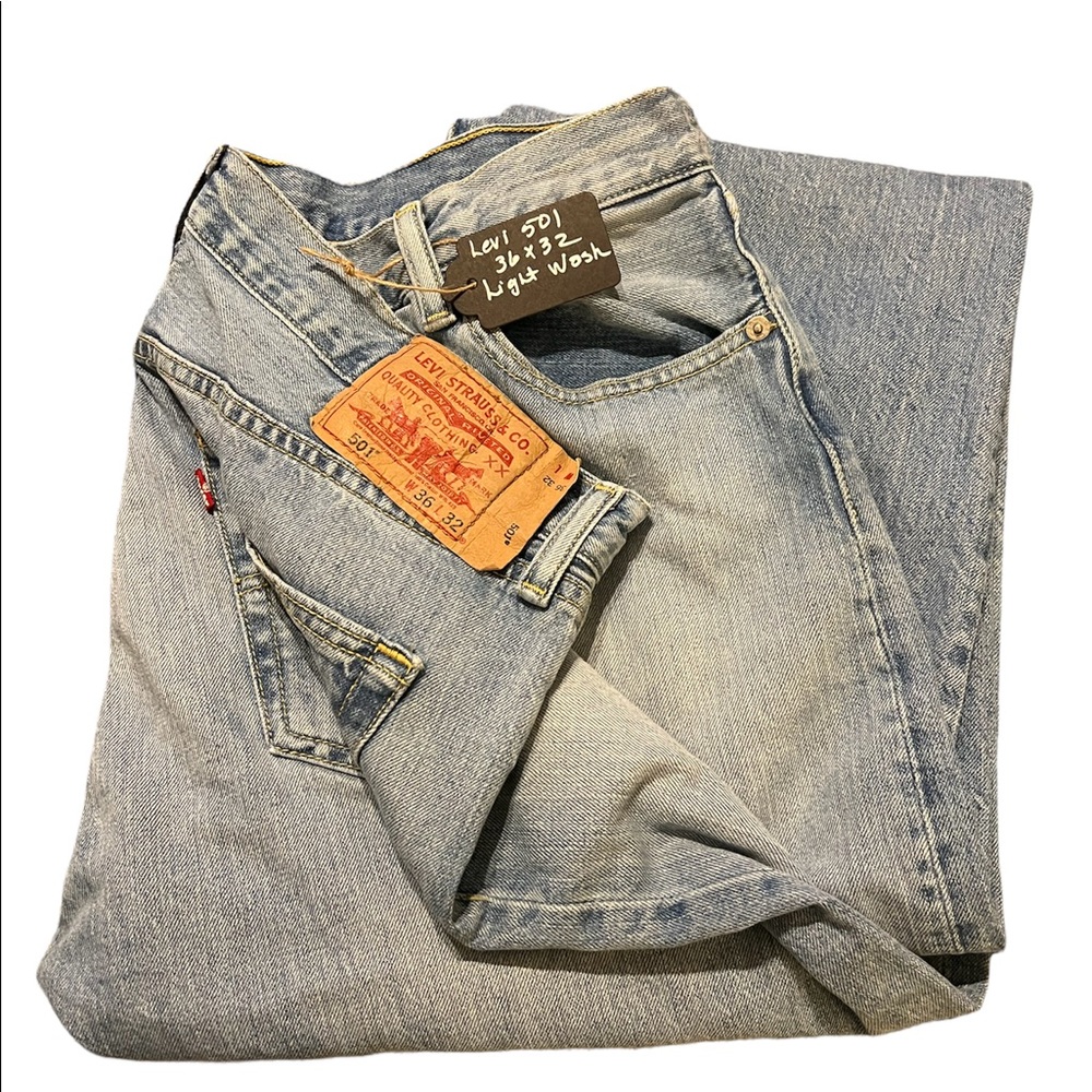 Mom Jeans. Levi 501’s Waist35, Hips 42, Inseam 31, Rise 11.5 Light wash